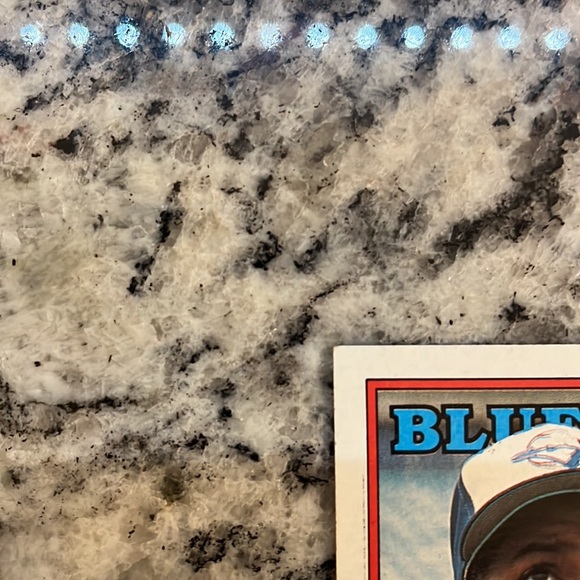 1988 Topps Fred McGriff with ERROR. Printing error left white dot on forehead. - Picture 5 of 7